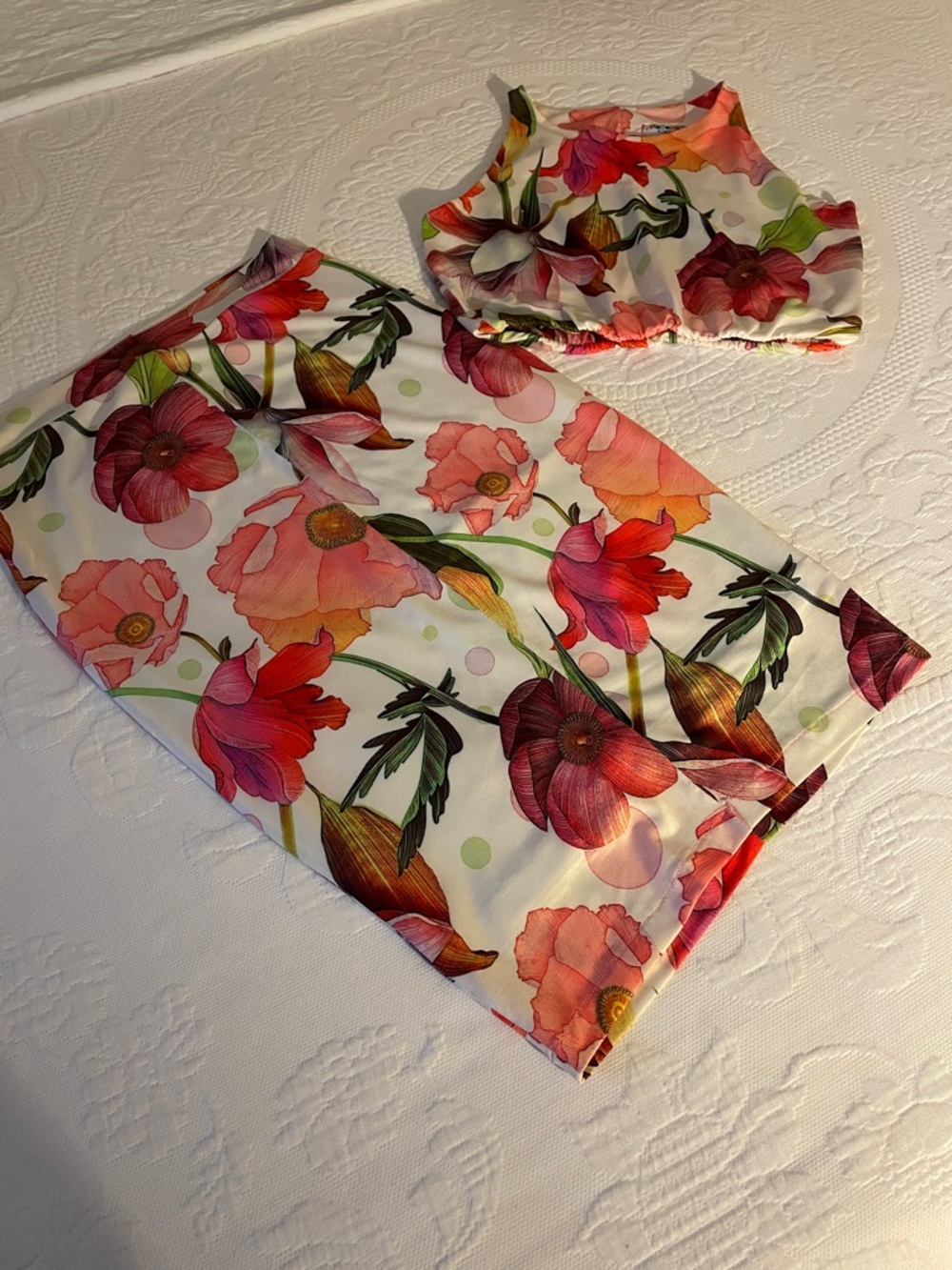 Carol Ginter. Set of two pieces.  Flower pattern. Good quality exclusive design